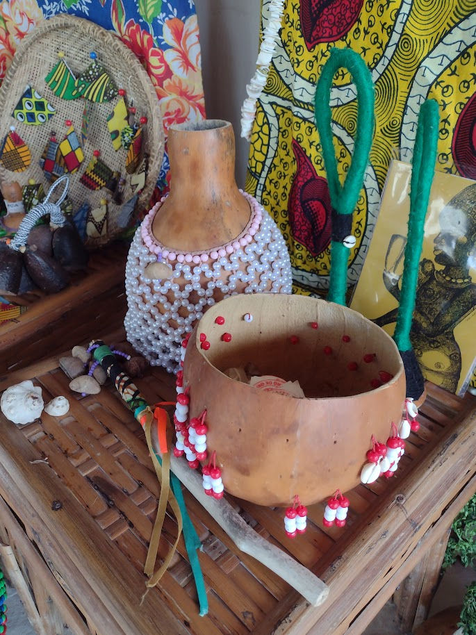 Maracá , cabaça e africanidades.