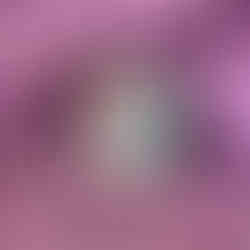 металевий пін з розбитим серцем та корівкою і її телям з текстом молочні продукти вбивають