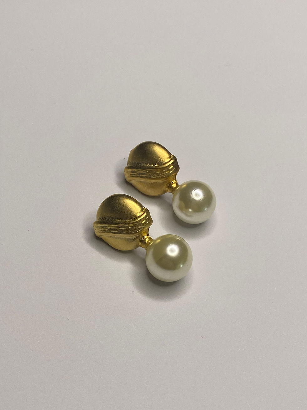 yuvarlak sallanan inci küpe