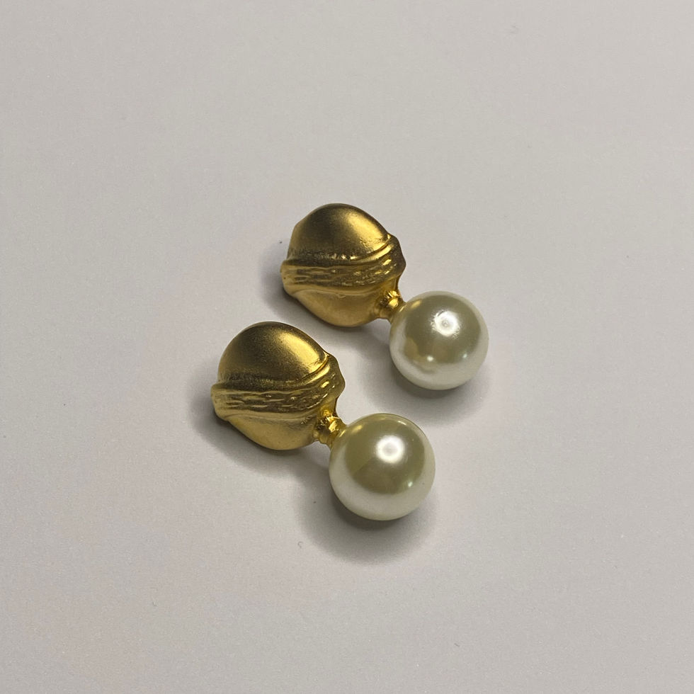 yuvarlak sallanan inci küpe