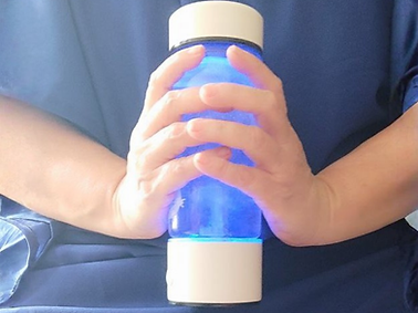 Pessoa utilizando a garrafa VibeUp em prática de hidratação consciente, integrando presenç