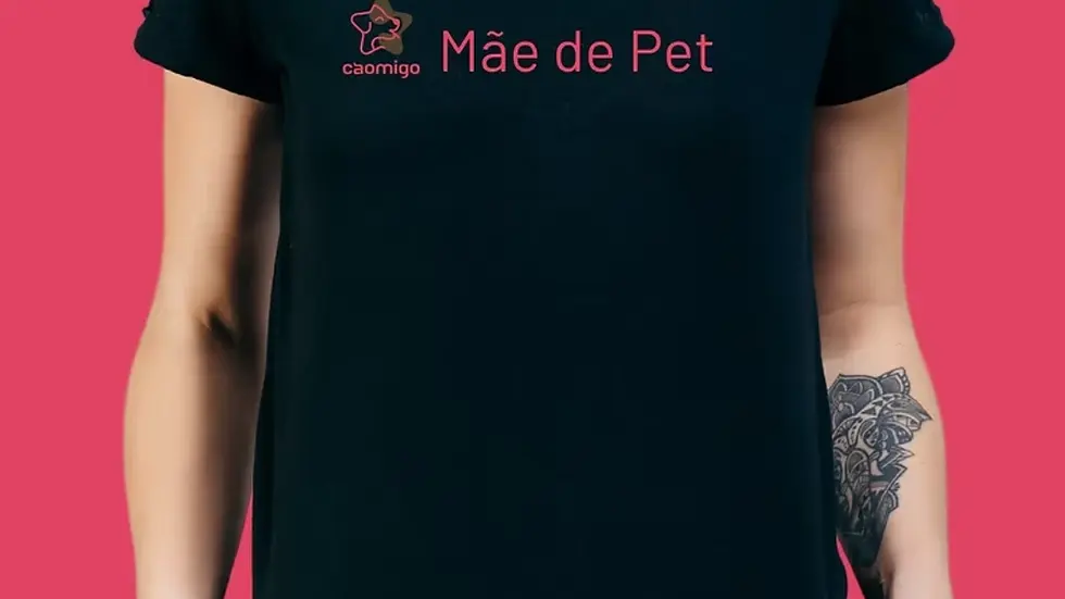 Camisa preta com estampa "Mãe de Pet" em letras grandes, ideal para mães que amam seus animais de estimação. Perfeita para usar no dia a dia e mostrar seu amor por pets.