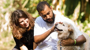 Família aproveitando uma experiência de turismo pet friendly com seu cachorro em uma aventura pet friendly da da Cãomigo..
