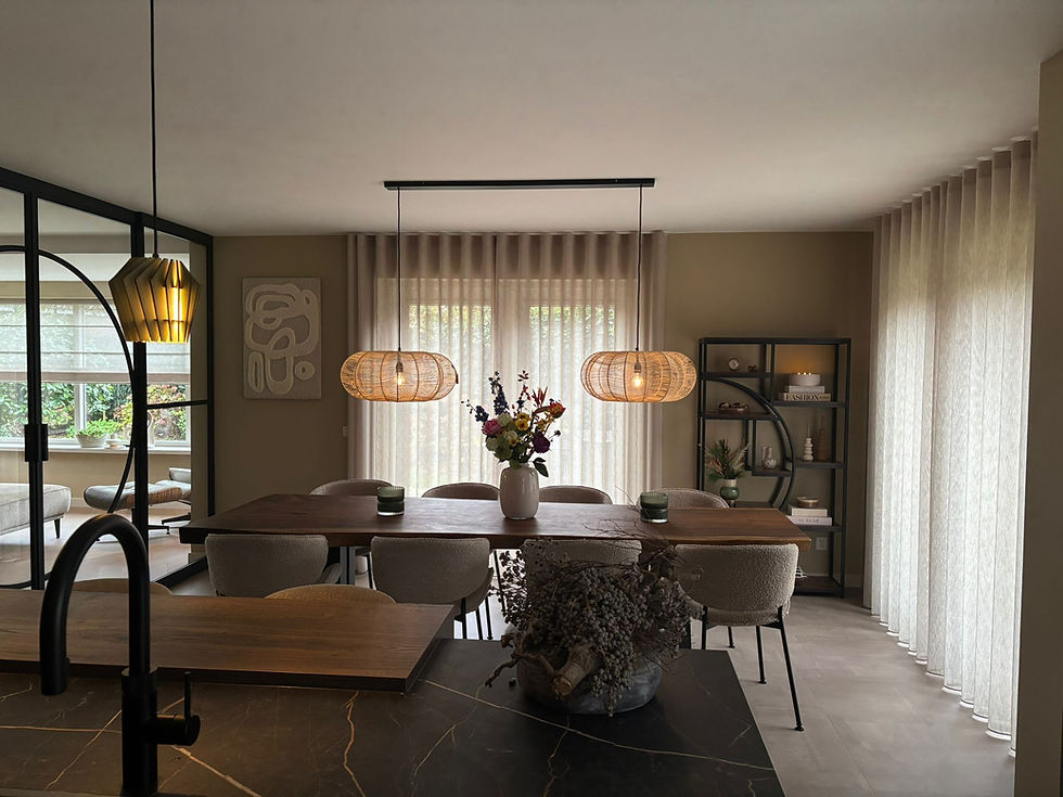 Japandi keukeninterieur met houten tafel, landelijk / moderne stijl door Slok Kleur & Interieur