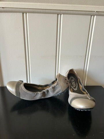 Thumbnail: TOD's Suede & Leather Scrunch Ballerina Flats in Grey