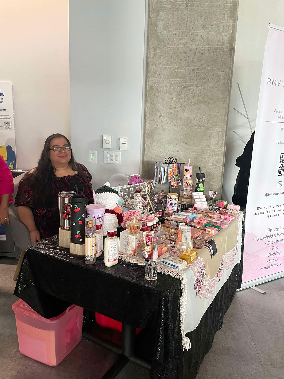 Propietaria de una boutique latina en un evento vendiendo sus productos