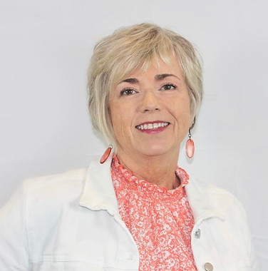 Leslie Headshot 2022 .jpeg