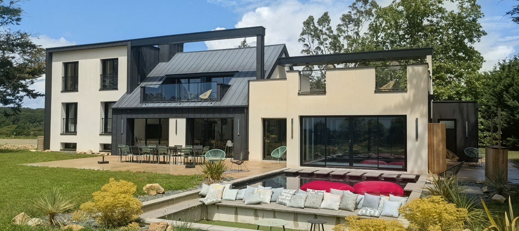 Façade sud de la Villa Short Cravate, grand gîte avec piscine intérieure près de Rennes.
