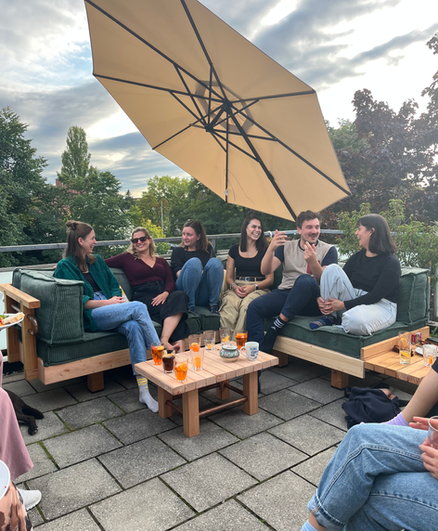 Lounge auf Terrasse mit freunden