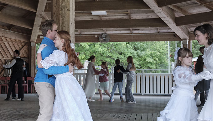 БАЛ НА ТРАВЕ