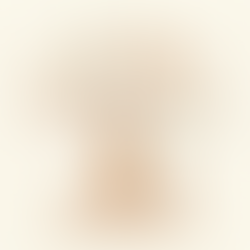 Ilustração artística em lápis de cor de uma árvore com tronco de mãos entrelaçadas e silhuetas femininas nos galhos, representando as mulheres que nos constroem com amor e força