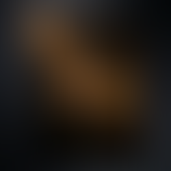 Pintura a óleo no estilo barroco mostrando mãos de artista segurando um pincel que emana luz dourada, com uma vela e uma espada ao fundo em chiaroscuro, representando a vida e arte de Caravaggio.