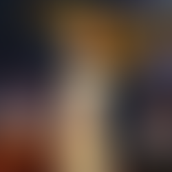 Pintura a óleo no estilo neoclássico de Napoleão Bonaparte em pose imperial, com a águia francesa e a coroa ao fundo, evocando a grandiosidade do Império Francês