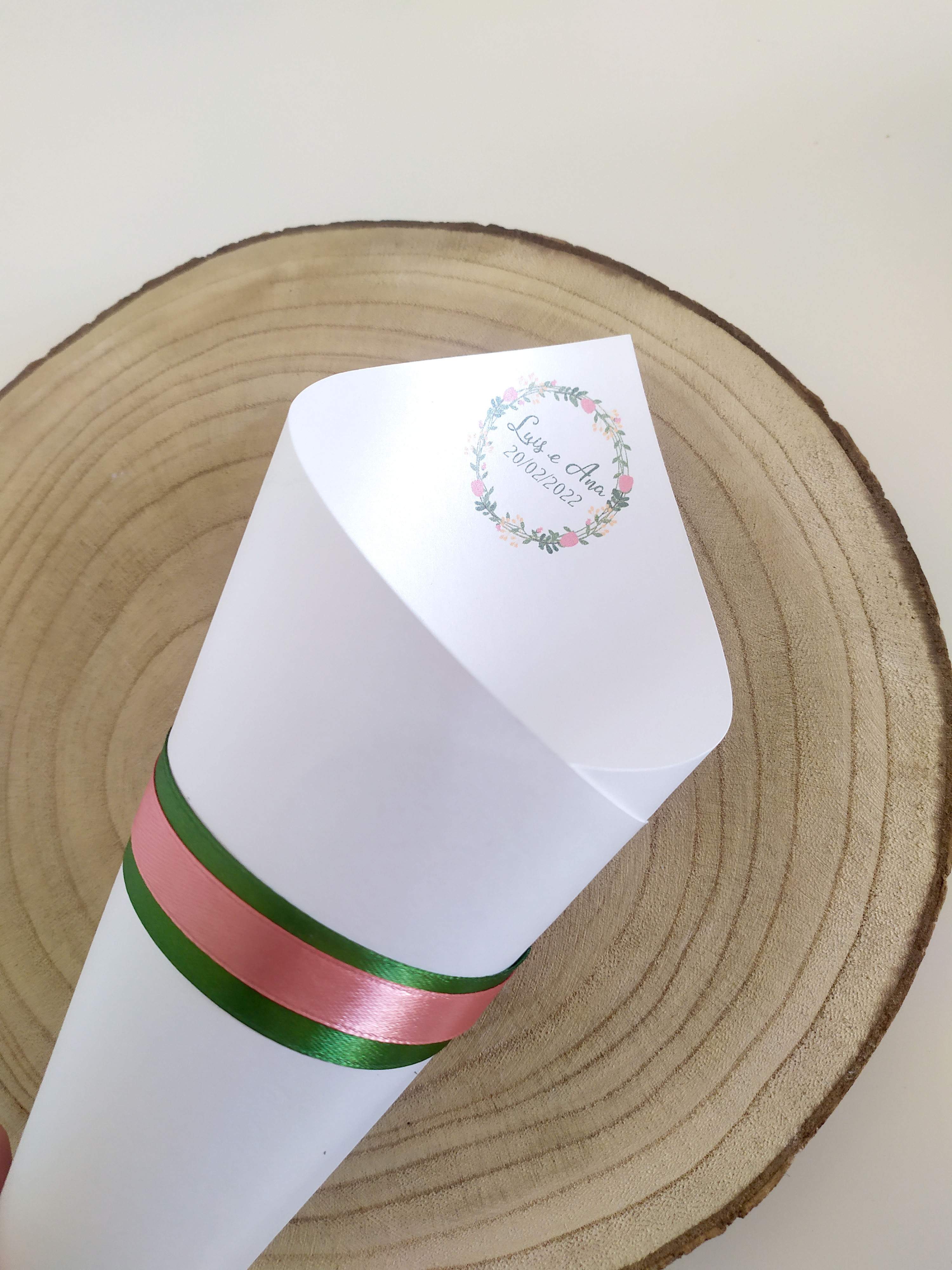 Cone para arroz ou pétalas.