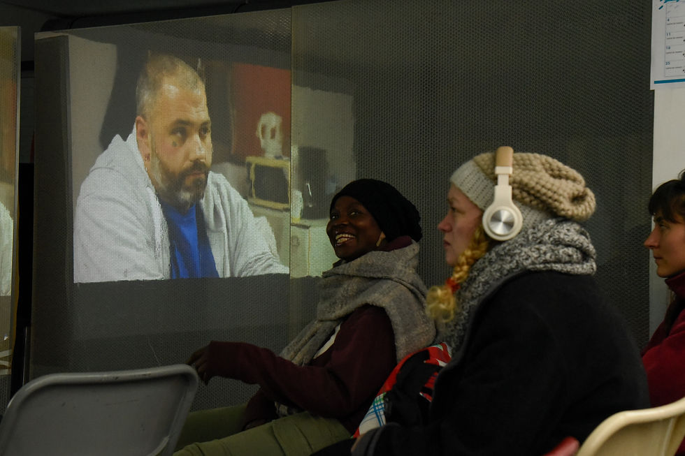 "Le balai libéré" à DoucheFLUX, centre de jour bruxellois