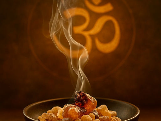 Brandende frankincense hars in een spirituele setting met gouden rook, symbool voor zuivering, meditatie en oude rituelen