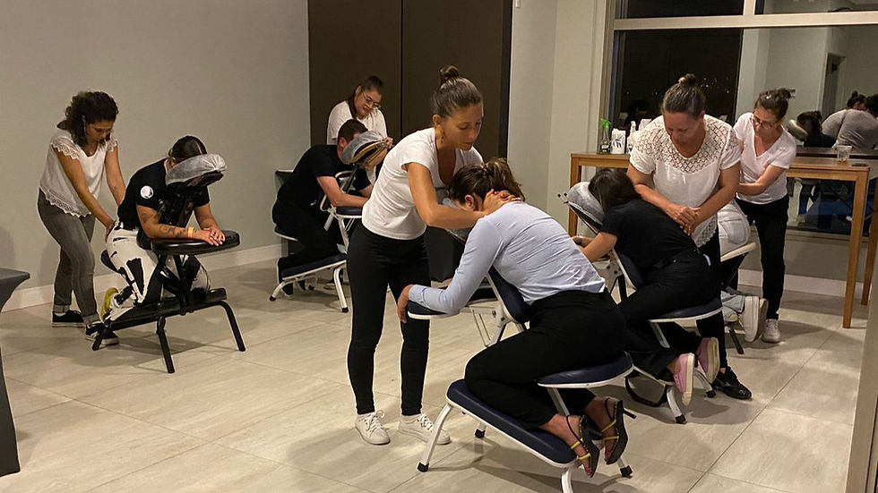 Colaboradores recebendo quick massage durante SIPAT em empresa em Florianópolis