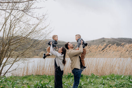 photo d'une famille de 4 personnes jouant avec les enfants