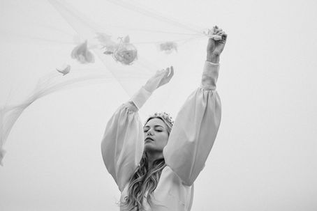 Mariée qui danse avec son voile