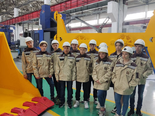 Экскурсия с подростками детского дома «АСЕМ» на завод КЛМЗ