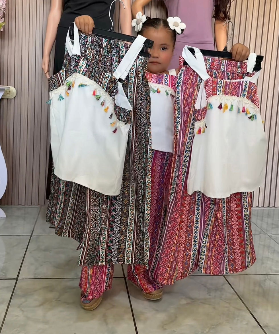 Thumbnail: XA461 conjunto de pantalón y blusa típicos 