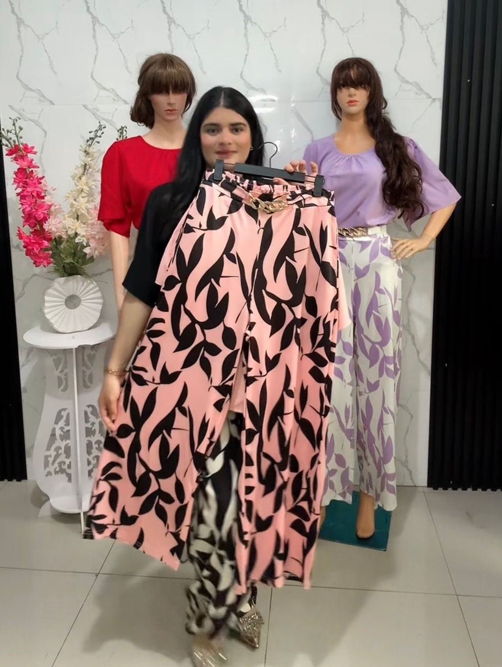 Miniatura: 9863-conjunto de palazo con diseño de hojas con broche y blusa