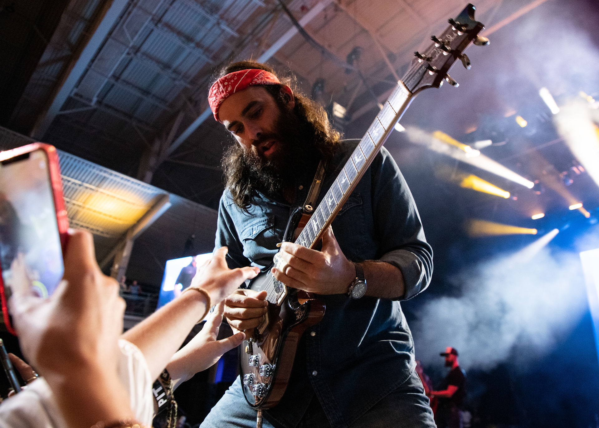 Kurt of Luke Combs plays the guitar for the fans