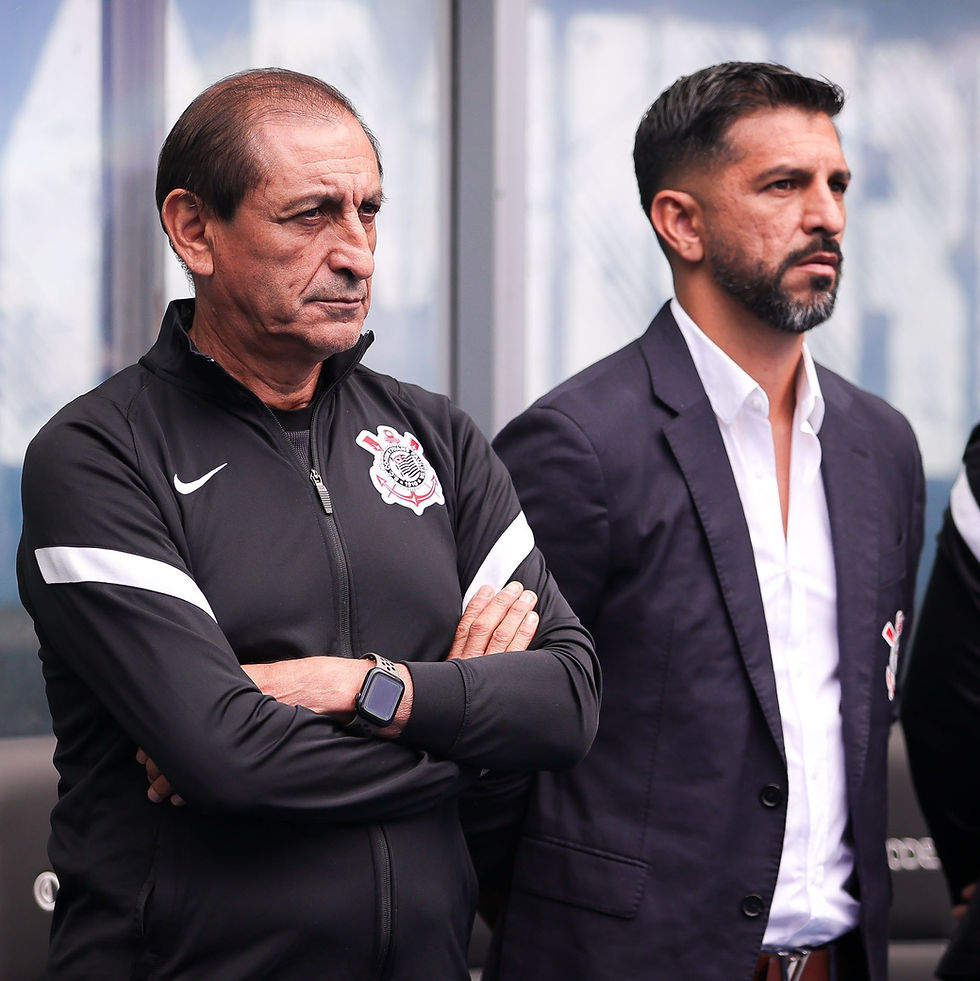 Ramón Díaz ao lado de seu filho e auxiliar, Emiliano, nos tempos de Corinthians.