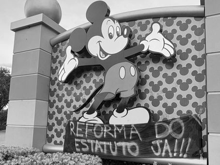 Protesto da Fiel chega à Disney: torcedores do Corinthians nos EUA cobram reforma estatutária e expulsão de dirigentes