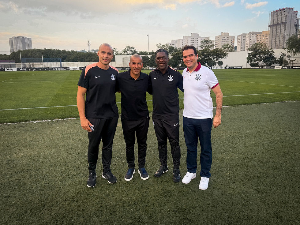 Emerson Sheik visitou o elenco do Timão no treino desta tarde no CT Dr. Joaquim Grava.
