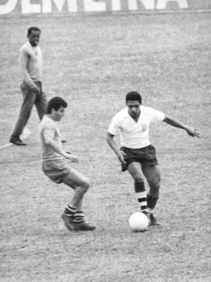 Garrincha participa de atividade com bola enquanto Baltazar observa o treinamento.