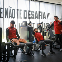 Elenco realizou exercícios na academia e no gramado