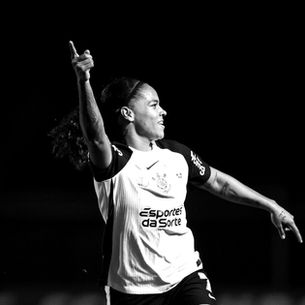 Corinthians tenta evitar saída de Robledo enquanto monitora Antônia e Gabi Nunes no mercado