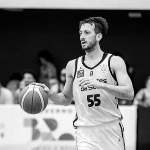 Corinthians anuncia renovação de Elinho e inicia montagem do basquete para 2026/27