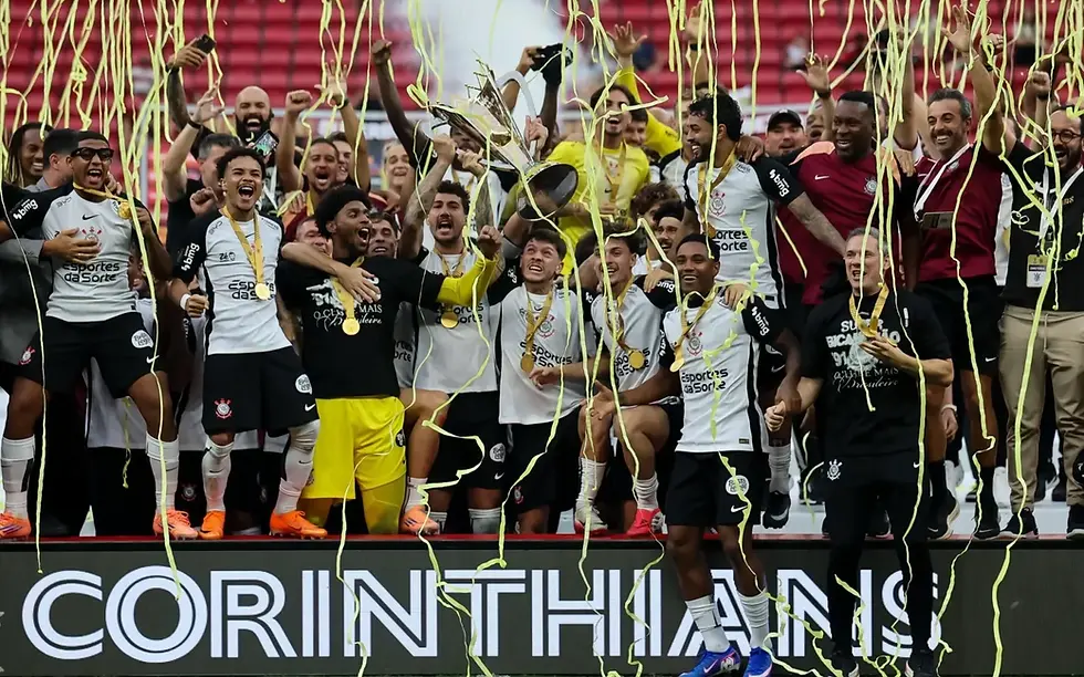 Jogadores do Corinthians levantam o troféu da Supercopa Rei após vitória contra o Flamengo.