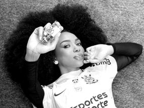 Vizzela lança Lip Oil em colaboração com as Brabas do Corinthians