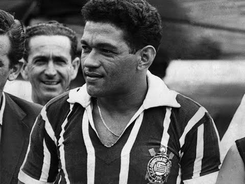 Garrincha veste a camisa listrada do Corinthians durante sua passagem pelo clube em 1966.