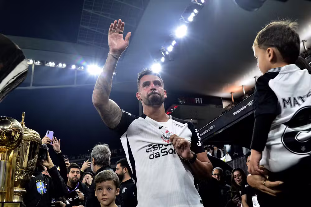 Renato Augusto recebe homenagem na Neo Química Arena — Foto: Marcos Ribolli