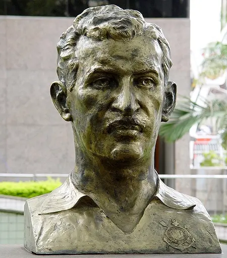 Busto de Cláudio Cristóvam de Pinho, no Parque São Jorge. Justa homenagem ao maior artilheiro da história do Corinthians.