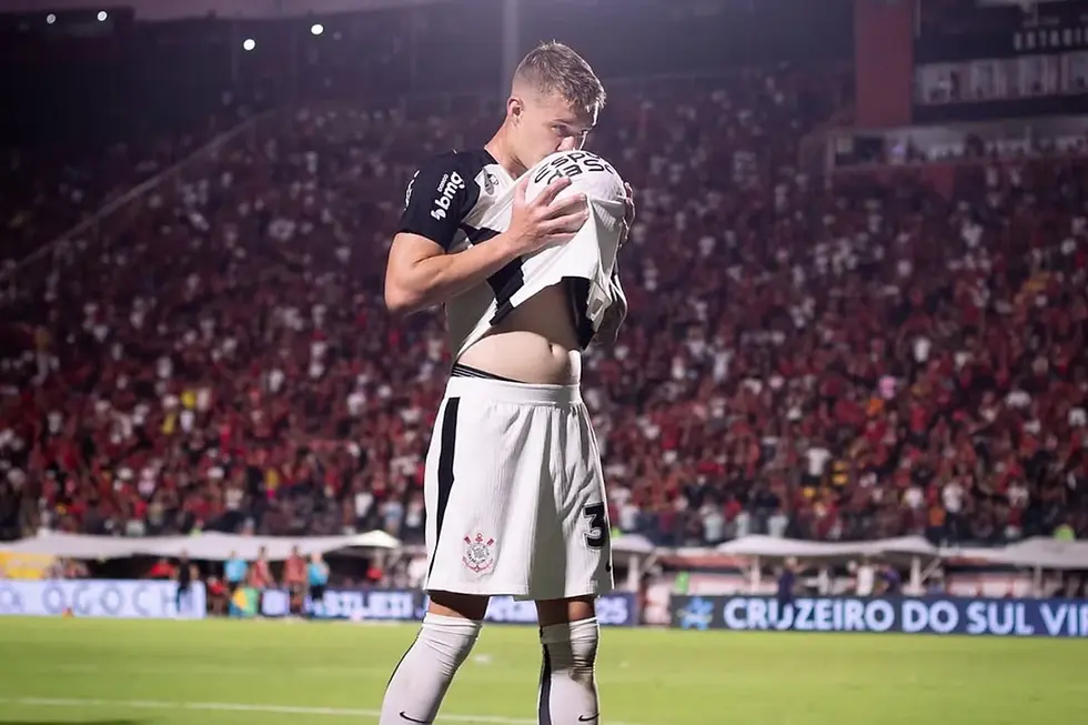 Charles foi o autor do gol salvador que decretou a vitória do Corinthians.