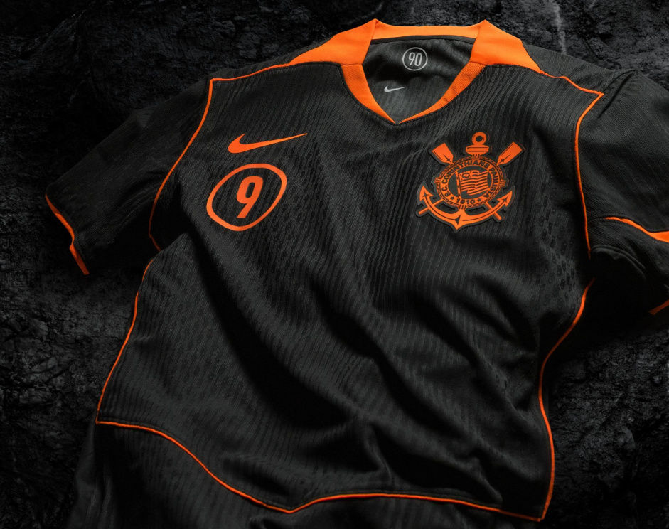A nova camisa do Corinthians resgata o modelo Nike Total 90 e conta com detalhes em laranja. 
