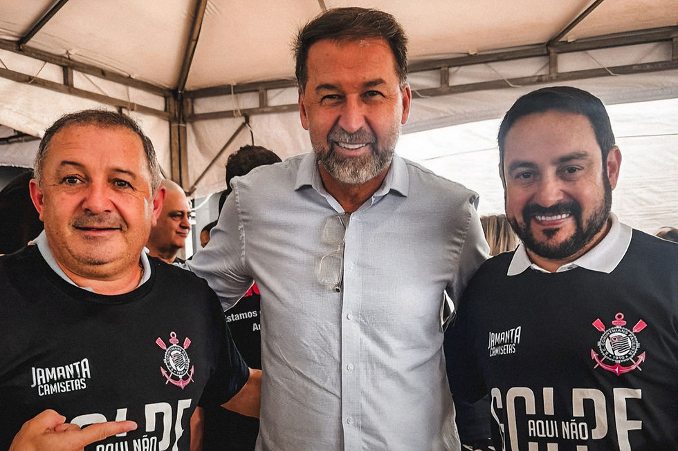Claudinei Alves (dir.) e Valmir Costa (esq.) comandaram a base durante a gestão Augusto Melo (centro) entre 2024 e 2025.