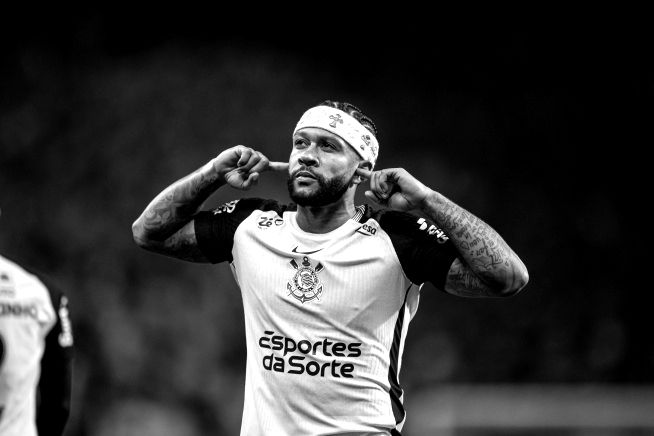 Corinthians prioriza dívida com Talleres para evitar transfer ban antes de negociar renovação com Memphis Depay