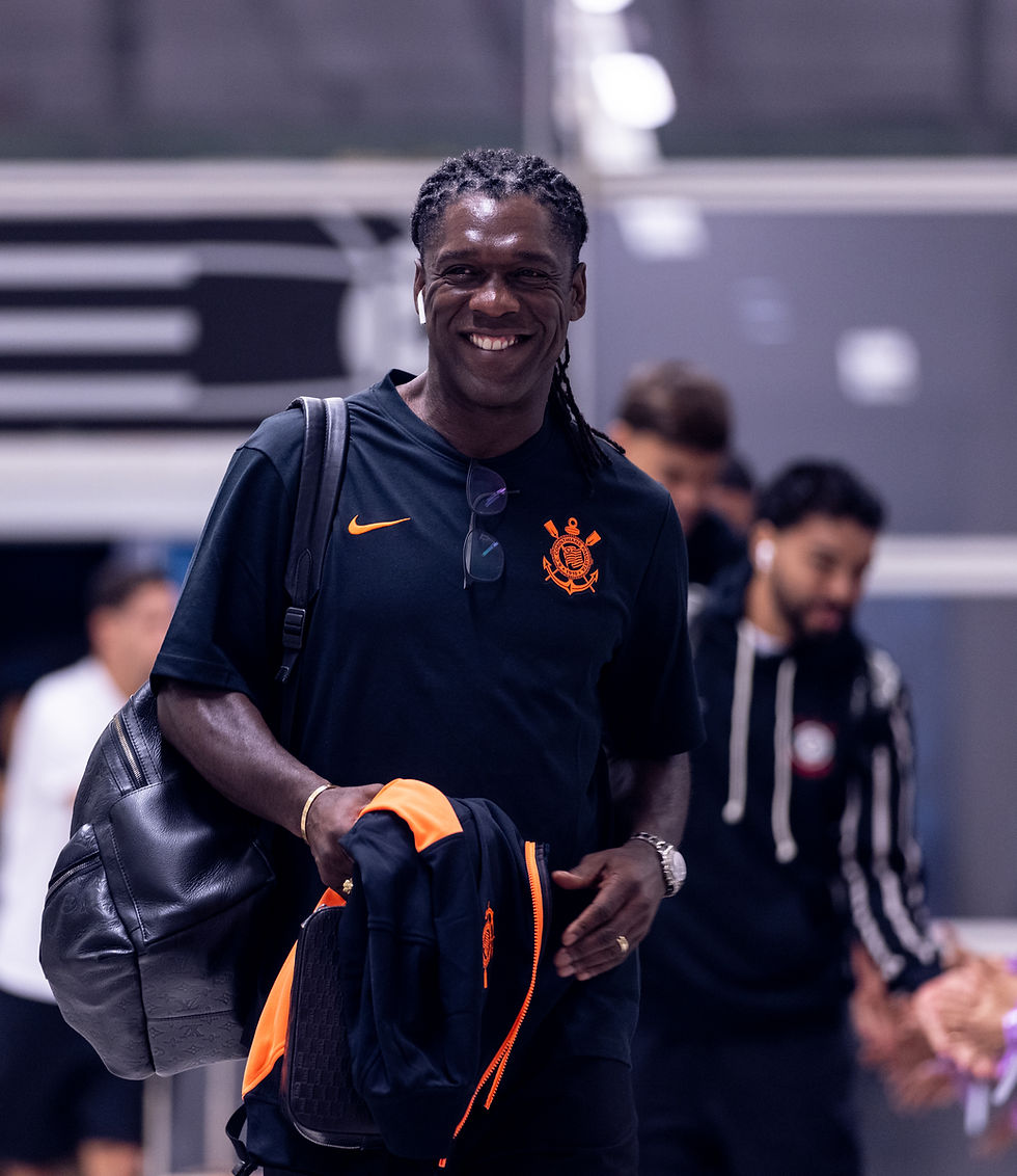 Corinthians corre para inscrever Clarence Seedorf nesta sexta-feira (23).