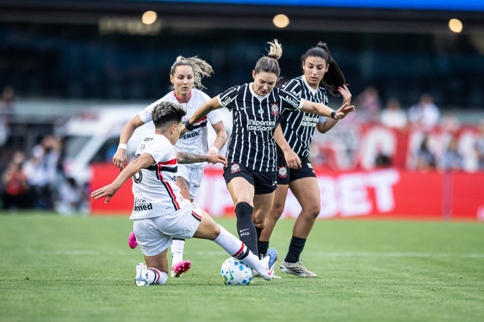Gabi Zanotti desperdiçou o pênalti que poderia manter o Corinthians vivo.