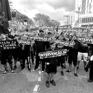 Torcida do Corinthians protesta no Parque São Jorge e exige intervenção judicial