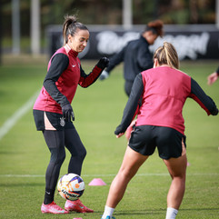 Jogadoras do Corinthians treinam organização ofensiva antes da partida contra a Ferroviária pelo Paulista F