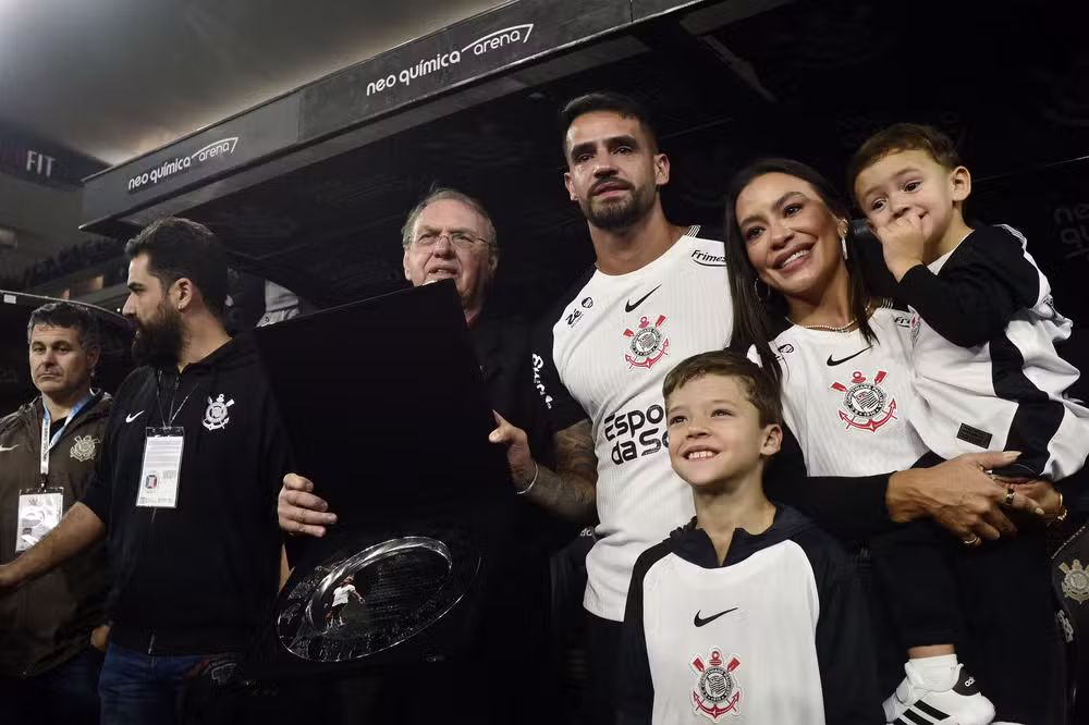 Renato Augusto recebe homenagem na Neo Química Arena — Foto: Marcos Ribolli