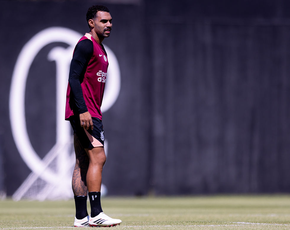 Matheuzinho, que retorna à equipe após cumprir suspensão, em treinamento no Corinthians.