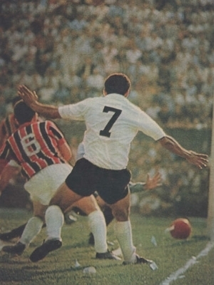 Garrincha, com a camisa branca de número 7 do Corinthians, participa de lance junto à defesa do São Paulo.